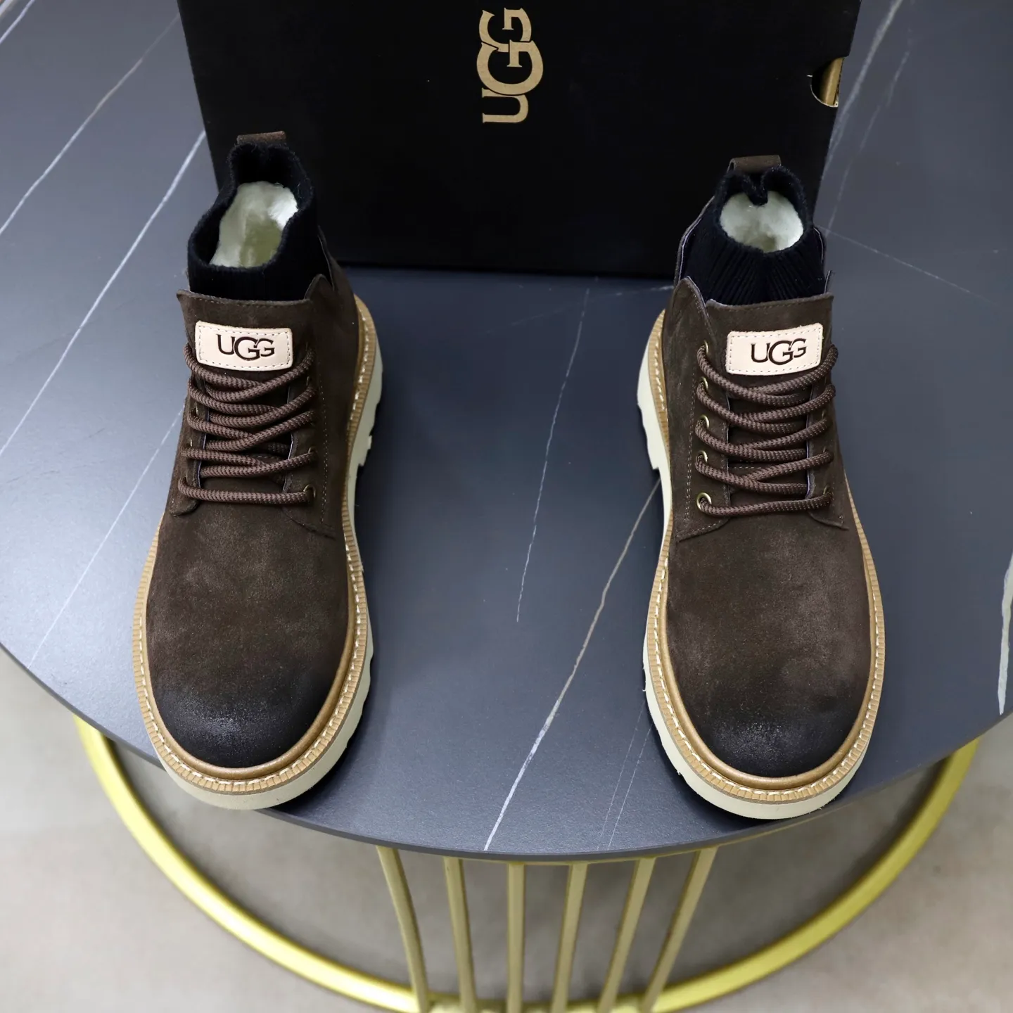 Ex-factory price: 640💰Thick wool imported from Australia Brand: UGG genuine purchase Size: 39-44 Grade: Official website 1:1 Material: First layer of genuine leather waterproof and antifreeze upper Real wool lining Original non-slip soft wear-resistant outsole Style category: Men's casual shoes Trendy style Comfortable on the feet Color: Official website color synchronization
